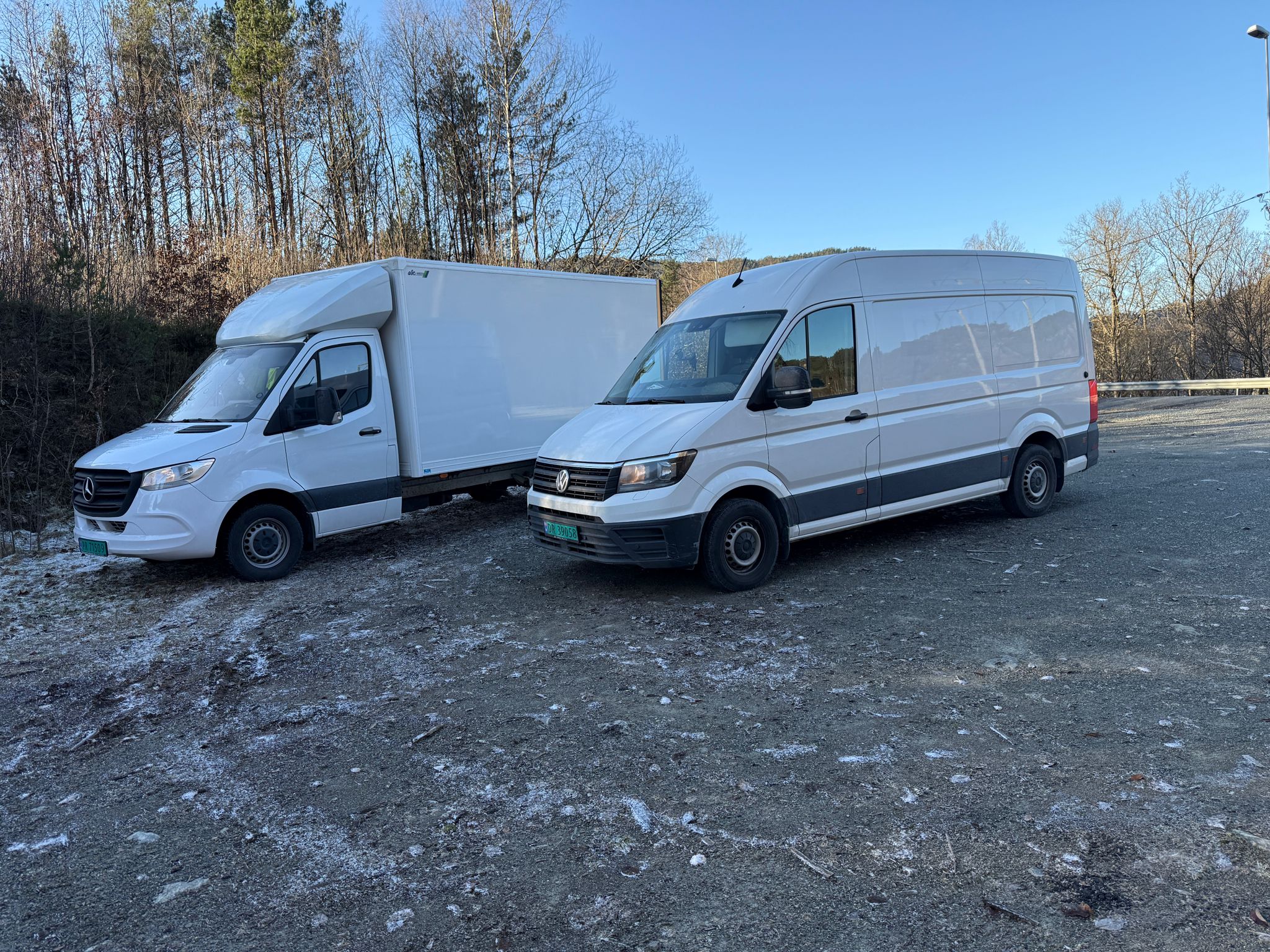 To Alltinor transportbiler parkert – langtransport fra Vestlandet til Østlandet