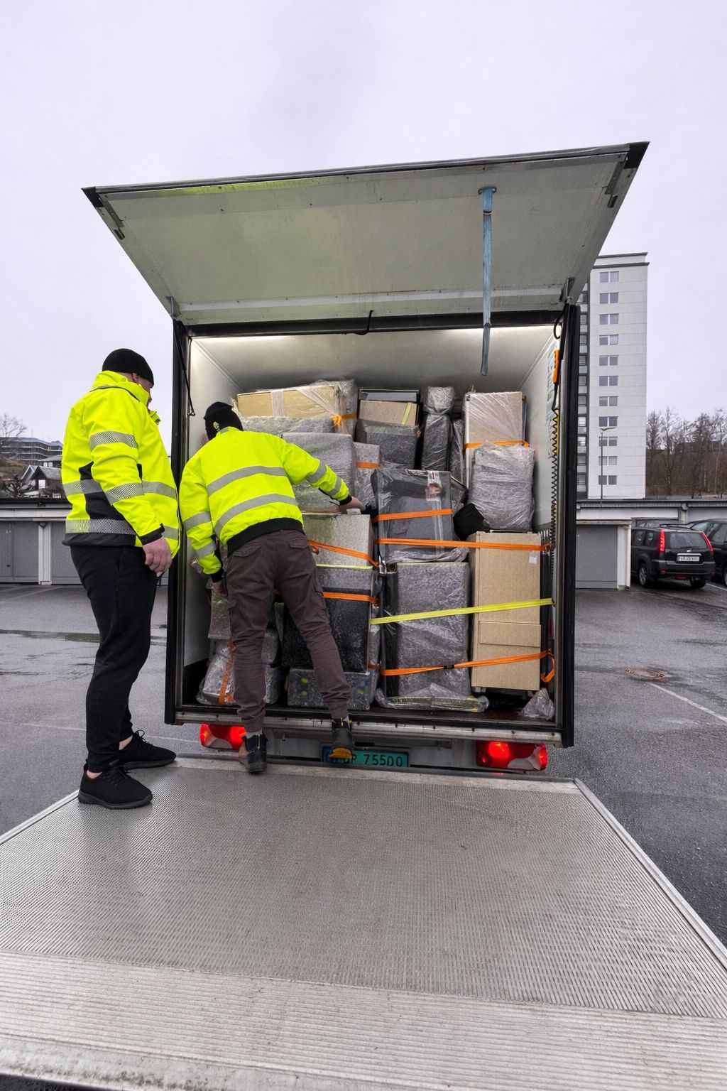 To Alltinor-ansatte laster gods effektivt i fraktbil – budbil Stavanger Oslo
