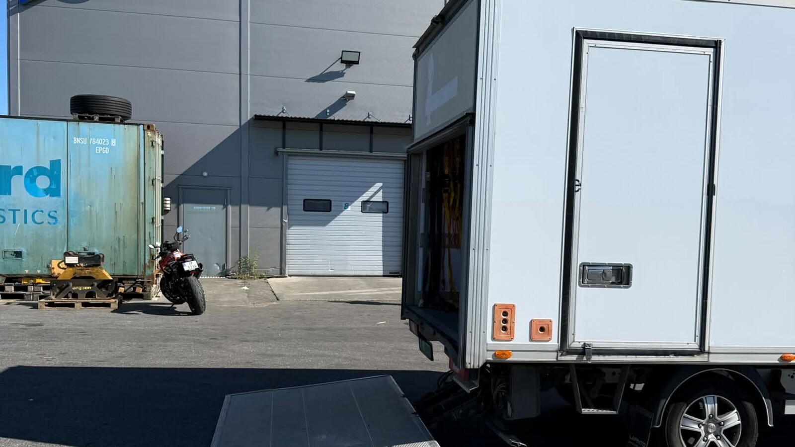 Alltinor lastebil ved en bedrifts rampe for lasting