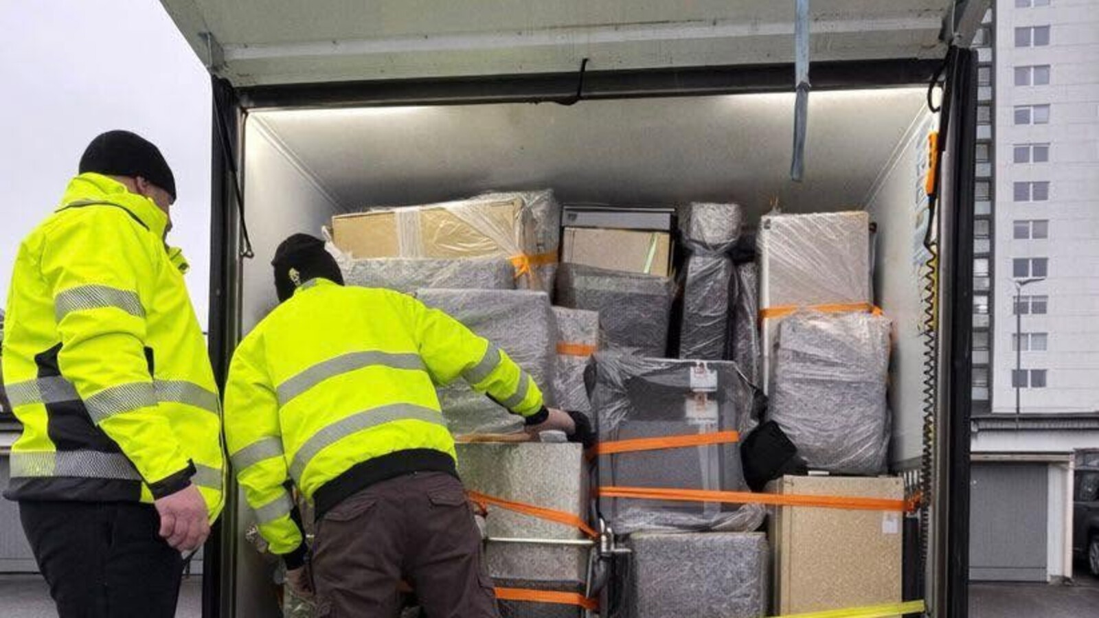 Alltinor-medarbeidere laster beskyttede møbler ved flytting