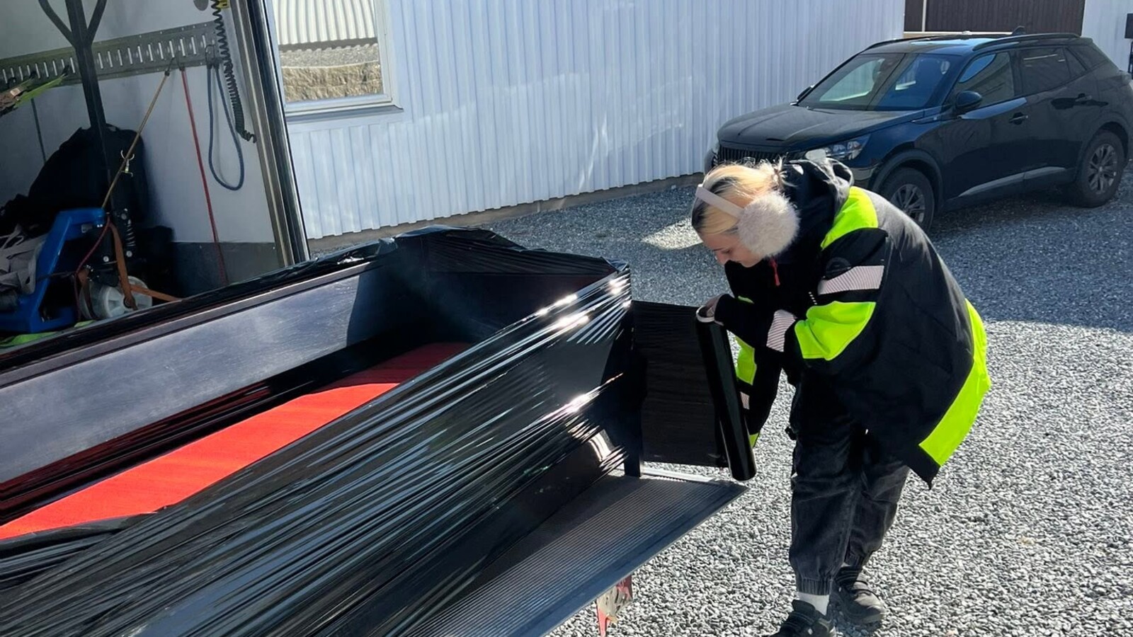 Alltinor-medarbeider beskytter møbler før transport