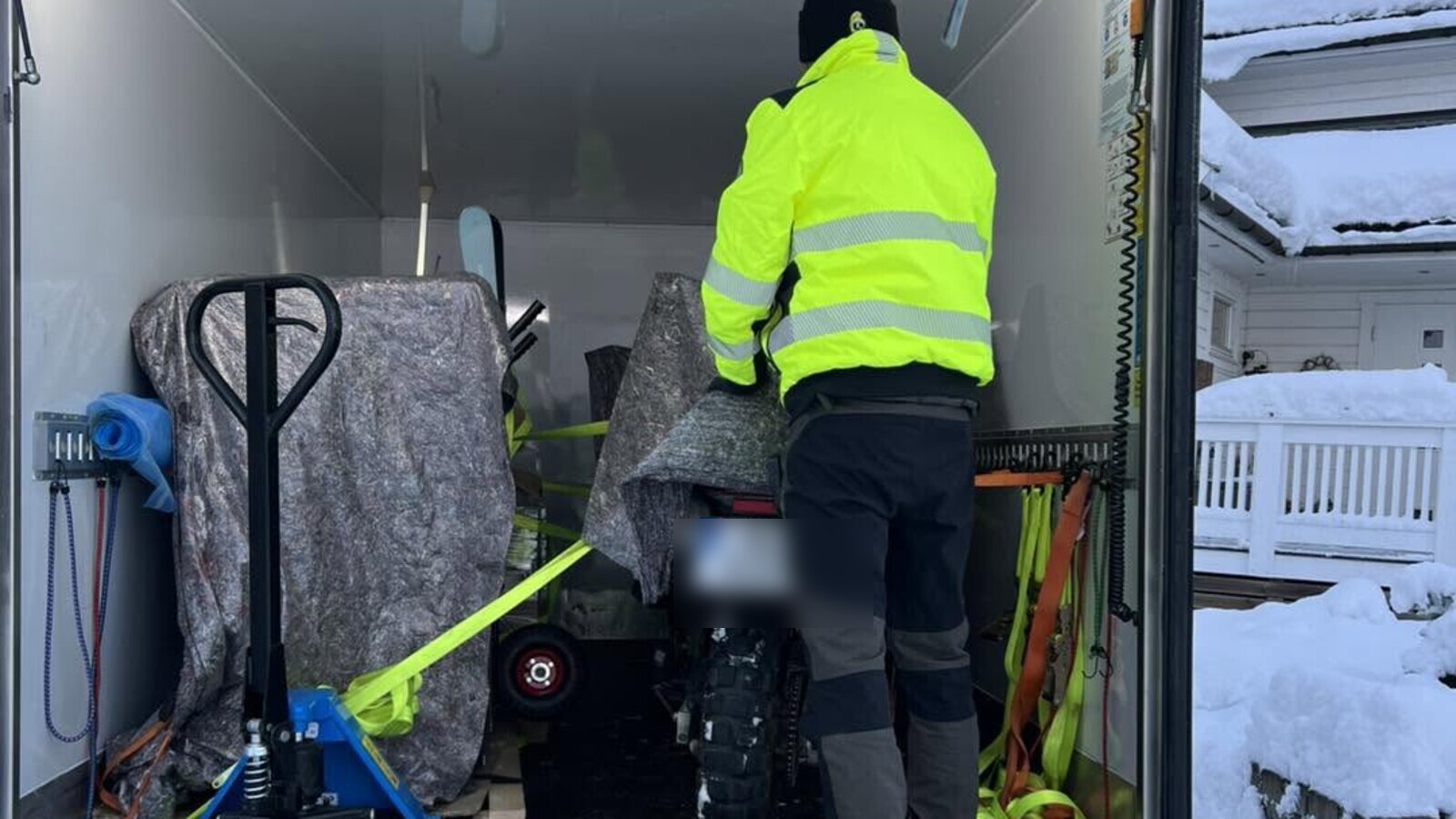 Motorsykkel sikret for transport i Alltinor-varebil