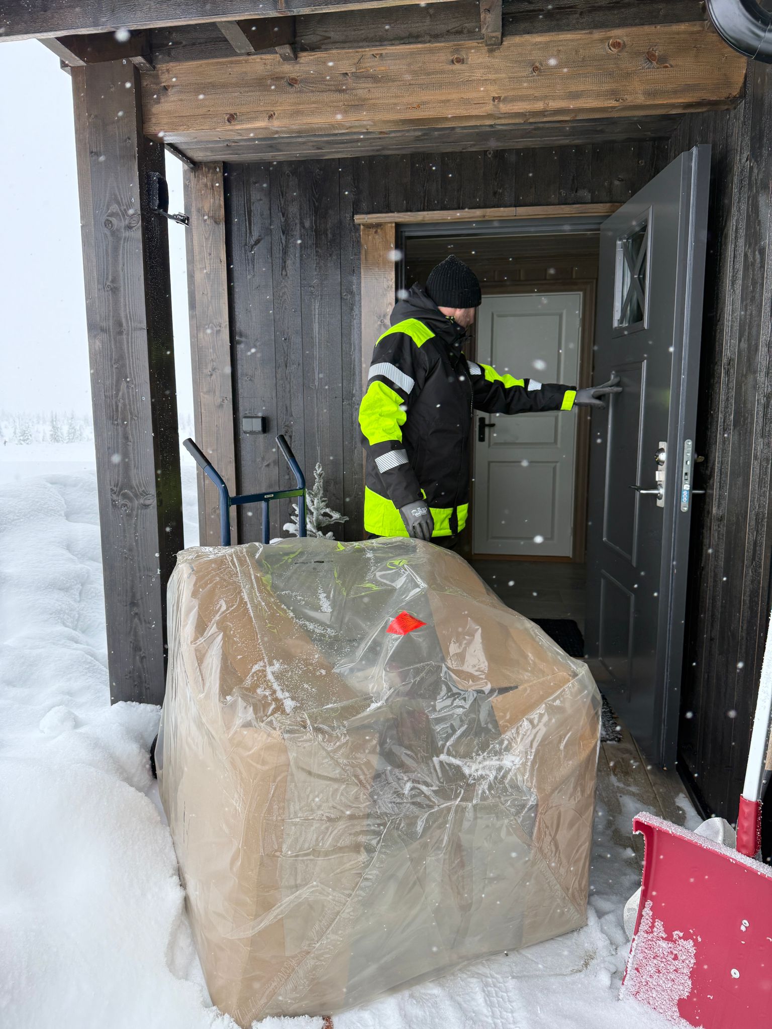 Alltinor-ansatt leverer pakket møbel til dør i snøvær – flyttehjelp Kristiansand Trondheim